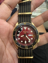 精工SEIKO與皇后樂隊梅博士聯名限量款SRPH80K1精工5號鍍金罐頭 皇后樂隊限量版幾乎全新2022全套