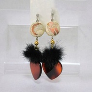 和服翻拍胡桃鈕扣杏仁餅和毛皮耳夾