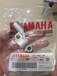 หูกระจก ปะกับกระปุกดิสค์ สีเทา FINO115I, FINO125I  อะไหล่เเท้ศูนย์ YAMAHA (1YC-F5867-00)