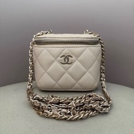 【97新 ✨ 全網最低價！】CHANEL香奈兒 奶茶色 荔枝牛皮 小方盒 有鏡款 （下單前先詢問庫存❗️）