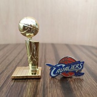 NBA Champion 2016 Cleveland Cavaliers Pin + Trophy Miniature 克利夫蘭騎士 襟章 + NBA 總冠軍 獎盃模型