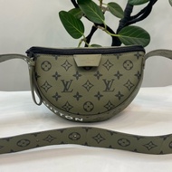 LV Moon 卡其綠月亮包男包芯片款尺寸24.5*15*4cm