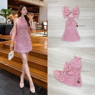 Miralyn เดรสสั้นผ้าดอกไม้3D แขนกุดคล้องคอมีกระดุมงานโชว์หลัง