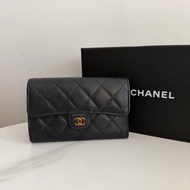 Chanel黑色荔枝金扣中夾