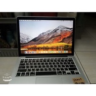 購入多年，過保固許久…)2手保證有刮傷磨損掉漆macbook pro a1502.2014功能正常，附充電器一個（此機刮傷多，四個角有磨損凹傷，明顯刮紋一堆，喇叭撥放有破音，可用耳機或藍芽耳機就ok.