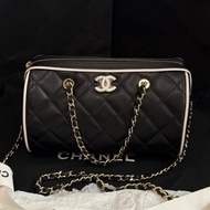 全新品 香奈兒/Chanel 黑白色漫畫款保齡球包圓筒包 附件塵袋