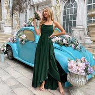 QOQ ชุดเดรสยาวสำหรับเพื่อนเจ้าสาวแบบผูกคอสีพื้น ชายกระโปรงไม่สมมาตร คอปกแบบมีจีบ ชุดเดรสยาวสำหรับเพื