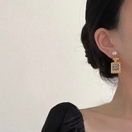 CHANEL金色雙C菱格香水瓶珍珠垂墜耳環AB4391