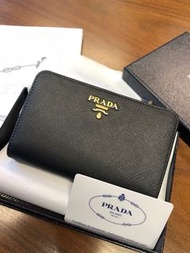 Prada 防刮皮黑色中size銀包