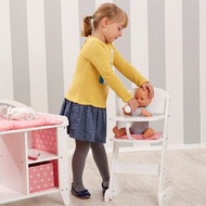 乖乖坐好。木製娃娃高腳椅