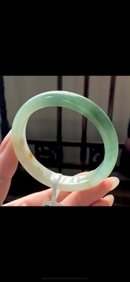 冰種天然翡翠玉鐲A玉手鐲 玉鈪 • 冰種湖綠半山水灑金翡翠福鐲