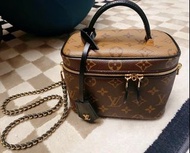 LOUIS VUITTON LV Vanity 百搭便攜老花鏈條 塗層帆布 拼小牛皮飾邊 手提單肩斜挎化妝包洗漱包 小號  | M45165 | 全新正牌正貨