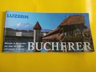 2000年代 Bucherer , Luzern Switzerland 瑞士琉森錶行名錶小目錄指南Bucherer 是瑞士大型鐘錶行, 有自己品牌 Bucherer 手錶, 總店坐落瑞士著名遊客區琉森市。 目錄指南內文是英文， 彩色各時令名錶圖片， 有琉森市地圖，  彩色印刷.....。 已經絕版，市場供應和名錶款式年年不同， 現已很難找尋,  介紹手錶牌子基本名牌， 柏德菲獵， 勞力士， 奧米加， 豪華， 刁陀.....亦包括經典瑞士音樂盒， 瑞士唂咕鐘， 座枱擺設古典鐘