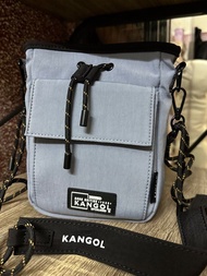 灰藍色 KANGOL 都會漫遊抽繩隨身小包 肩背包 側背包 小方包