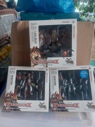 海洋堂（Kaiyodo）推出的「轉輪科技山口式」（Revoltech Yamaguchi）《魔物獵人》系列可動模型，包含編號 No.121 雄火龍（リオレウス / Liolaeus） 以及兩盒編號 N