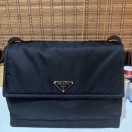 降價！prada 25年 郵差包 大號 中性款送男友自用接可揹 尺寸約36x14x28cm Jenny經紀人同款