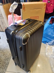 全新行李箱，25吋，可以加大，密碼鎖，飛機輪，板橋江子翠捷運站五號出口自取，25吋1080元，不議價