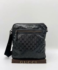 😎 Gucci 黑色水晶皮滿版Logo郵差包 男斜背包 男側背包 男包