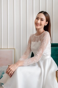 PD888-Charming-Dress-in-White :เดรสสุดหรู ช่วงเสื้อเป็นลูกไม้คอปาด แขนยาวซับในด้วยผ้าซาตินเนื้อดี กร