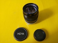 罕有 Hoya 135mm  f2.8 光圈 HMC， Minolta MD 萬能達接環。 有光圈操控環,  可以用於 Minolta MD SLR，加轉接環現代數碼機身如/Sony NEX, Fujifilm 使用到， 135mm f2.8 是設計用作拍攝人像用,  背景散景會更加朦朧。Hoya 比較出名是玻璃製造, 生產各類 UV,  Skylight 和黑白用顏色其他效果濾鏡。 至於生產鏡頭比較罕有少見， 甚至生產水晶藝術品， 現在集中生產眼鏡鏡片