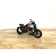Mô hình xe motor Ducati Diavel Carbon _ Tỷ lệ 1:12