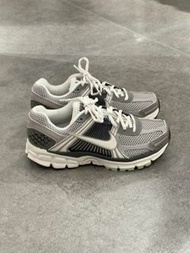 NIKE 耐克 Zoom Vomero 5 灰黑色緩震運動跑鞋 男款