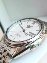 นาฬิกา Seiko 5​ Automatic​ กลไกลระบบเครื่อง 7s26 หน้าขาวเล่นแสง ของแท้100%