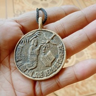 UN peso sagrado verdadero necklace