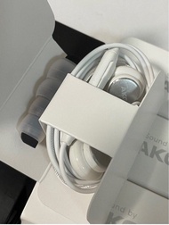 Samsung AKG 耳機。type. And 3.5 port. ￼