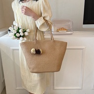 กระเป๋าสานสะพายใบใหญ่ห้อยปอมๆ กระเป๋าสานปอมๆ กระเป๋าทรงshopping bag M065