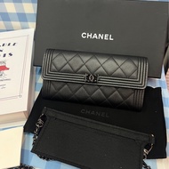Chanel • 經典Le Boy 全黑荔枝牛皮翻蓋長夾So Black 全配🈶盒