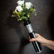 受達斯維達光劍劍柄啟發的婚禮花束架