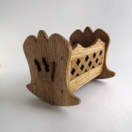 搖籃床娃娃屋。洋娃娃的微型嬰兒床。帶床墊的木製搖籃