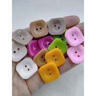 1 imported square button, size 2.1 cm
