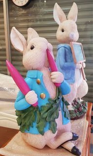 大彼得兔61 CM吃蘿蔔造型存錢筒擺飾  佈置 擺飾 餐廳 民宿 店面 彼得兔 營業場所 櫥窗