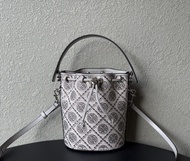 【鉆灰】TORY BURCH T MONOGRAM EMBELLISHED MINI BUCKET BAG蛇年限定款迷你水桶包，尺寸14184.3