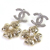 成色極佳 △香奈兒 B24K 可可標誌水鑽四葉草耳環（一對）銀色/金色，帶原裝盒，意大利​​製造 女士