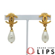 二手香奈兒 Coco Mark 仿珍珠耳環（約 3.3 公分高 x 1.5 公分寬 x 1.0 公分深），狀況極佳。黃銅材質。