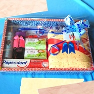 paket seserahan / kado pernikahan perlengkapan mandi + handuk + parfum