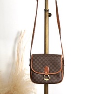 【日本直送 名牌中古包】CELINE 賽琳 馬車 LOGO 側背包 棕色 馬銜扣 PVC 皮革 vintage 古董 ejz44f
