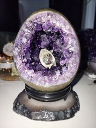 💌已結緣💌🔮超極品🔮🔝特級藍寶石帝王紫👑恐龍蛋晶洞🔮天然紫晶恐龍蛋紫晶洞擺件 桌面紫晶恐龍蛋小紫晶洞 烏拉圭紫晶洞 水晶簇帶洞（送底座）