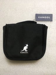 KANGOL 黑 盥洗包 懸掛式 化妝包 手提袋 旅行組 素色 (布魯克林) 英國 KANGOL 小袋鼠LOGO旅行盥洗包(黑)