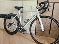 Fuji 全碳公路車 CS車隊限量版 10速 有花, 適合新手, Shimano Ultegra R6700 小套, 7.4kg, 前鋁後dt swiss碳軨, Retrospec手把, Thompson 鵝頸, Campangolo 舊前撥,不議送全新Giant Hill Carbon 平踏, Specialized破風頭盔,非常好踩，輕