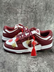 💥現貨💥 喜氣滿滿酒紅婚鞋款 Nike Dunk Low 客製喜字情侶休閒板鞋 接親好走日常可穿 | Nike Dunk Low Custom Wedding Version Casual Sneak