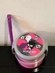 （4909）全新XO粉紅色/ 灰色圓形兩層飯盒連粉紅色小叉, 上層容量230 mL,下層容量270 mL,飯盒本體可入微波爐和洗碗機,不可入焗爐,蓋不可入微波爐,2023年產品, 日本製Made in