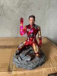 Iron Man 鋼鐵俠 復仇者聯盟 人偶 擺設 優質版漫威鋼鐵俠托尼名場面馬克MK85打響指跪姿手辦雕像擺件 真人面雕 戰損細節  高25cm  實心樹脂材質很重2斤左右 可發光