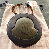 Moncler 立體斜背包，歐洲購入一年左右，全新無使用，吊牌未拆