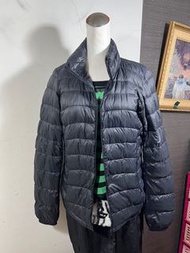UNIQLO女輕羽絨外套，立領無帽，表層防潑水防風，裡層採用防水防風材質，特殊做法僅此一件樣品，M號肩寬40公分，胸圍49公分長60公分，9.8成新$400出售二手商品不退換，請考慮清楚再下單