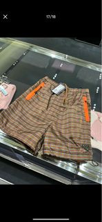 Prada 格紋短褲