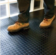 พื้นยางลายเหรียญ หนา 4.5 มม. หน้ากว้าง 1 ม. แผ่นยางกันลื่น พื้นยางกันลื่น พื้นยางรองชิ้นงาน กันลื่นส